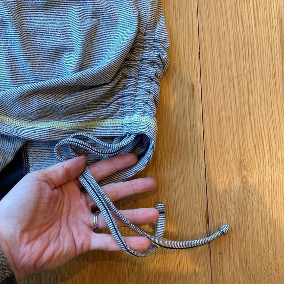 Lucy Tech Women’s Top Long Sleeved Ruched Thumbholes Grey Stripe Large - Picture 4 of 7